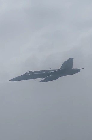 스페인 F-18 전투기가 3일(현지시간) 18세 영국 승객의 거짓 폭탄 위협을 받고 런던에서 스페인 휴양지 메노르카로 향하는 이지젯 항공기를 호위하고 있다. 트위터 갈무리