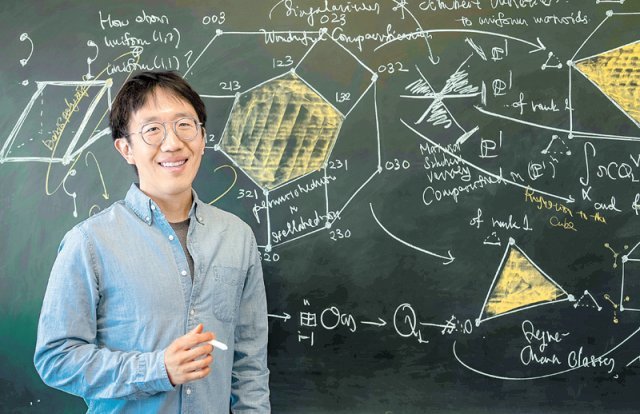 허준이 교수는 대수기하학의 도구를 이용해 조합론의 난제를 풀어 한국계 수학자로는 처음으로 5일 필즈상을 수상했다. 필즈상을 수여하는 국제수학연맹이 수상자 프로필로 촬영한 허 교수의 모습. 국제수학연맹 제공