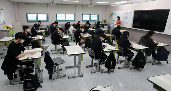 9일 오전 서울 송파구 방산고등학교에서 고3 학생들이 2023학년도 대학수학능력시험 6월 모의평가를 보고 있다. 2022.6.9/뉴스1 © News1