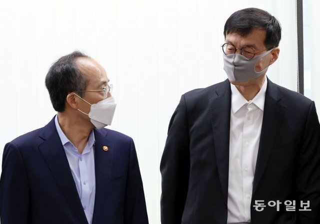 추경호 경제부총리 겸 기획재정부 장관(왼쪽)과 이창용 한국은행 총재가 4일 오전 서울 중구 은행회관에서 열린 금융당국 조찬간담회에서 대화하고 있다.  장승윤 기자 tomato99@donga.com