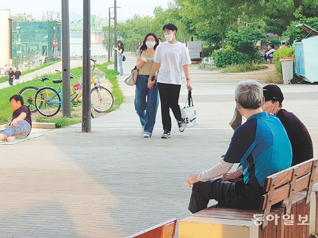 3일 한 시민이 서울 여의도 한강공원 보행로 옆 벤치에 앉아 담배를 피우고 있다. 조건희 기자 becom@donga.com