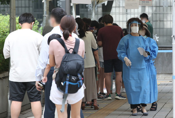 7일 오전 서울 서초구보건소 코로나19 선별진료소에서 시민들이 검사를 기다리고 있다. 2022.7.7/뉴스1