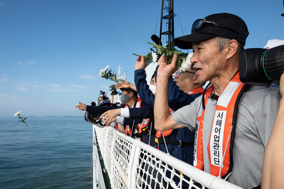 ‘서해 공무원 피격사건’ 희생자 고(故) 이대준시의 형 래진씨(오른쪽)가 지난 2일 연평도 인근 사건 현장 주변 해역에서 바다를 향해 헌화하고 있다. 2022.7.2/뉴스1