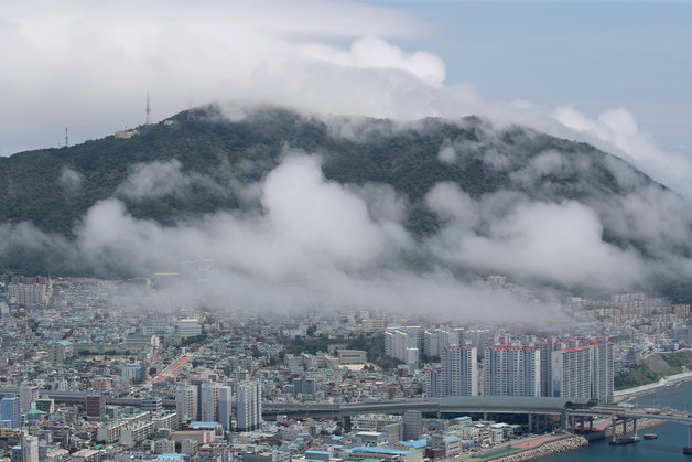 본격적인 더위가 시작되는 소서인 7일 부산 서구 천마산에서 바라본 영도에 해무가 끼어 있다. 20222.7.7/뉴스1