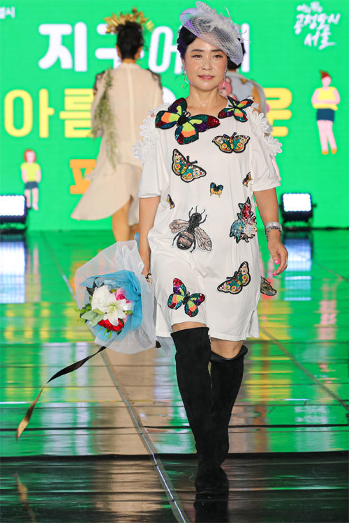 7일 오후 서울 중구 동대문디자인플라자(DDP) 어울림광장에서 열린 ‘지구에게 아름다운 패션쇼’에서 모델들이 폐플라스틱을 재활용한 섬유로 만든 옷을 입고 런웨이를 걷고 있다. 뉴시스