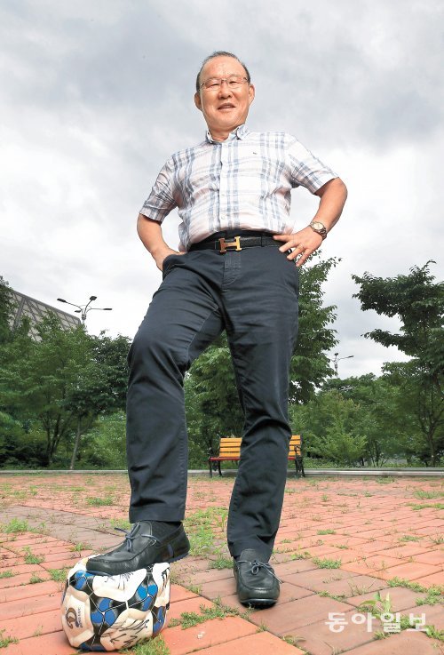 박항서 베트남 축구대표팀 감독이 7일 서울 올림픽공원에서 축구공을 밟고 활짝 웃고 있다. 2002년 한일 월드컵 때 수석코치로 
한국의 ‘4강 신화’ 창출을 도왔던 그는 2017년 10월 베트남 대표팀 지휘봉을 잡은 뒤 베트남을 동남아시아 축구 강국으로 
탈바꿈시켜 ‘베트남 축구 영웅’이 됐다. 양회성 기자 yohan@donga.com