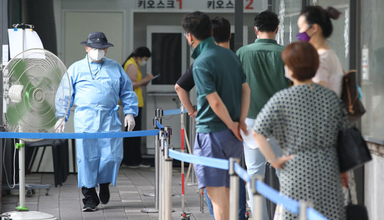 7일 오전 서울 서초구보건소 코로나19 선별진료소에서 시민들이 검사를 기다리고 있다. 2022.7.7/뉴스1 © News1