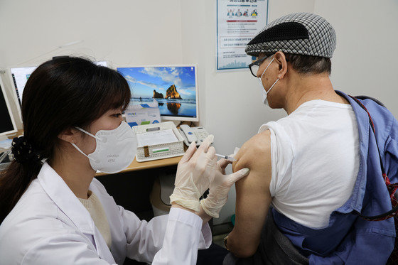 서울 강서구 부민병원에서 한 시민이 4차 백신을 접종하고 있다./뉴스1 © News1