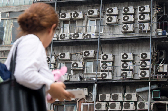 전국에 연일 폭염이 이어지며 냉방용 전력 사용이 급증하고 있는 5일 서울시내 한 건물 외벽에 설치된 에어컨 실외기가 바쁘게 작동하고 있다.  2016.8.5/뉴스1 © News1