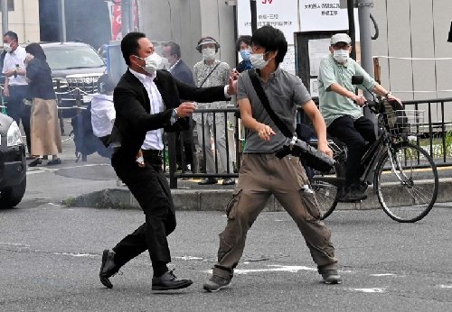 8일 오전 경호팀이 아베 전 총리를 총격한 범인을 제압하고 있다.  아사히신문 제공