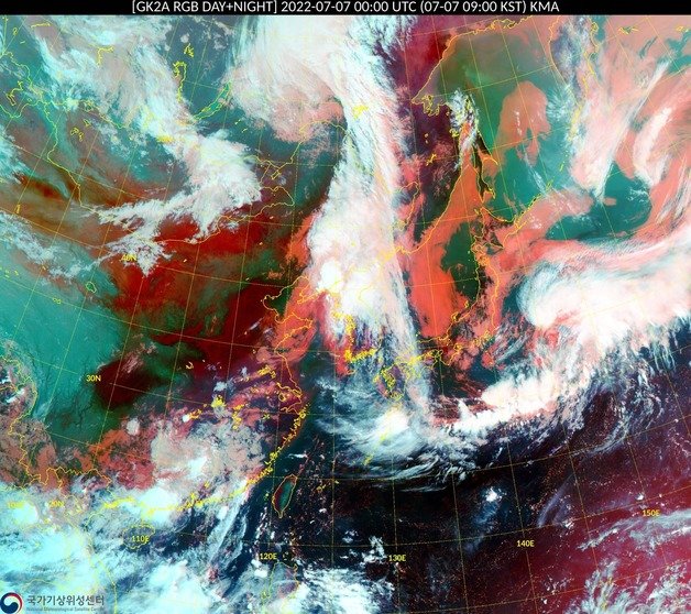 7일 오전 9시 기준 천리안 2A 기상위성으로 확인한 한반도 주변 RGB 기본합성영상엔 북한 서부 지역에 비구름이 집중돼 있는게 확인된다.(기상청 국가기상위성센터 제공) © 뉴스1