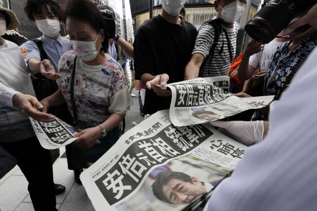 8일 일본 도쿄에서 요미우리 신문사 직원들이 아베 신조 전 총리의 피격 소식을 전하는 호외판을 배포하고 있다. 2022.07.08. AP/뉴시스
