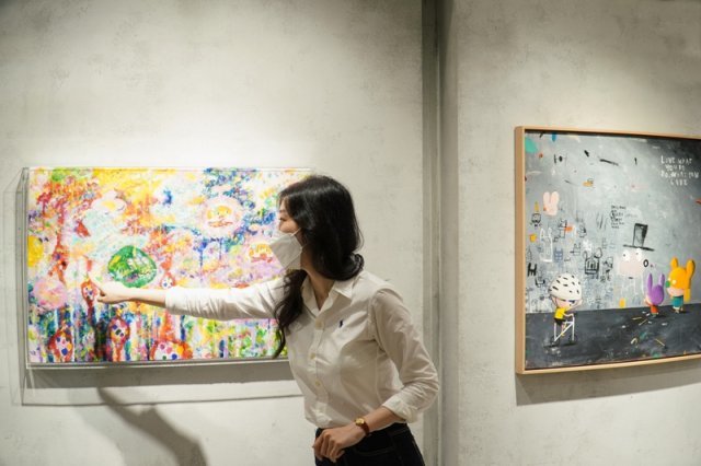 (왼)아야코 록카쿠(Ayako Rokkaku) 작가의 ‘Untitled’ 앞에서 도슨트 설명을 하고 있다. (오) 애드가 플랜스(Edgar Plans)작가의 ‘Untitled’, 출처=IT동아