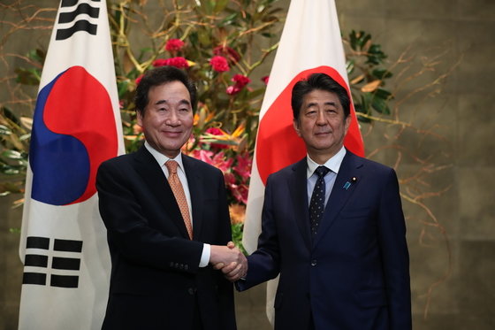 이낙연 국무총리가 일본 도쿄(東京) 총리관저에서 아베 신조(安倍晋三) 총리와 만나 악수하고 있다. 2019.10.24/뉴스1