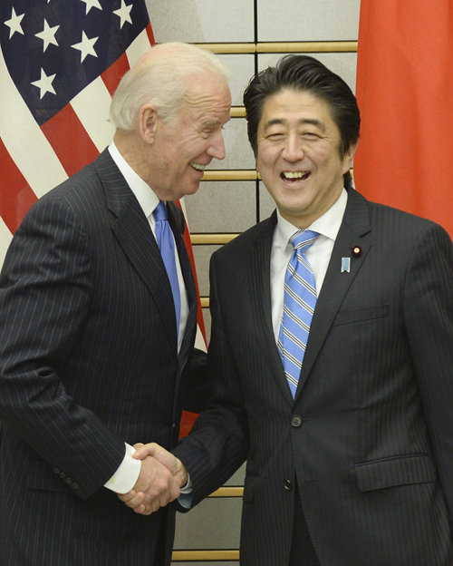 2013년 12월 3일 아베 신조 당시 일본 총리(오른쪽)와 조 바이든 당시 미국 부통령이 도쿄 총리 관저에서 만나 악수하고 있다. 도쿄=AP 뉴시스
