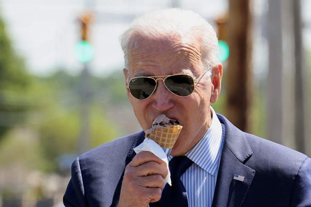 조 바이든 미국 대통령이 자신의 대표적인 이미지인 레이벤 애비에이터 선글라스를 쓰고 초콜릿칩 아이스크림을 먹는 모습. 백악관 홈페이지