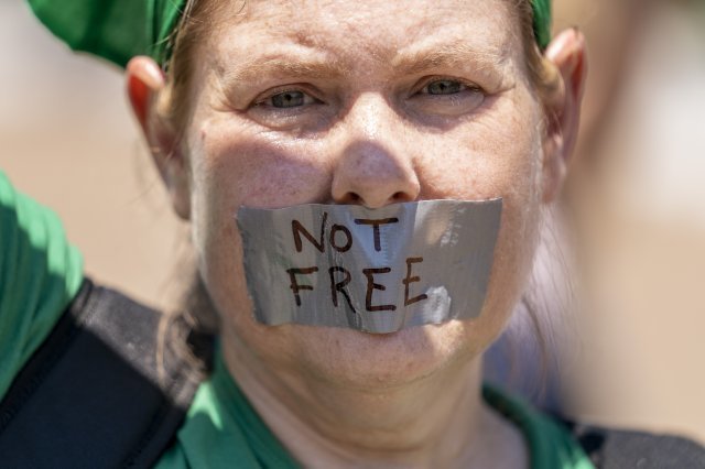 4일 미국 워싱턴 백악관 앞에서 열린 낙태권 지지 집회에서 한 여성이 입에 테이프를 붙인 채 시위에 참여하고 있다. 테이프에는 ‘자유롭지 못함(Not Free)’라는 문구가 써 있다. 워싱턴=AP 뉴시스