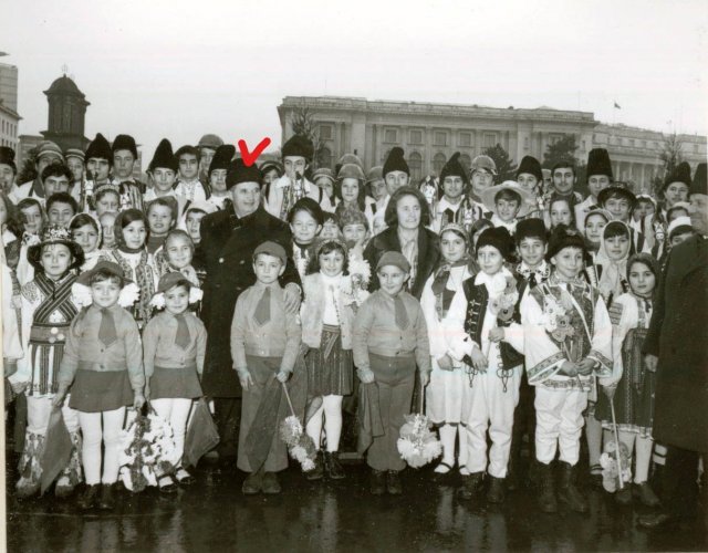 1978년 1월 1일 신년 행사에 참여한 루마니아 독재자 니콜라에 차우셰스쿠(빨간색 표시)가 아이들과 함께 기념 사진을 찍고 있다. 루마니아 국립 아카이브