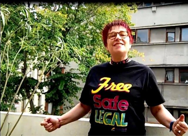 낙태 옹호론자로 활발히 활동을 이어가고 있는 다니엘라 드러기치가 합법적 낙태를 상징하는 “자유, 안전, 합법(Free, Safe, Legal)”라는 문구가 담긴 티셔츠를 입고 있다. 다니엘라 드러기치 페이스북