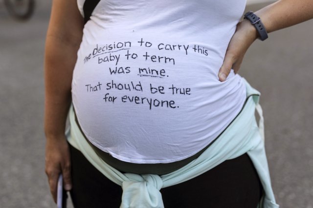 지난달 24일 미국 워싱턴주 시애틀에서 진행된 낙태 옹호 시위에서 한 임신부 시위자가 “아이를 낳겠다고 결심한 것은 나의 결정이다. 모두가 그럴 수 있어야 한다”는 문구가 담긴 티셔츠를 입고 있다. 시애틀=AP 뉴시스