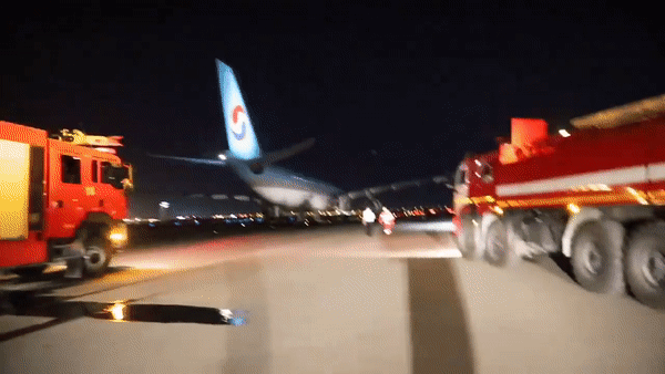 착륙 후 여객기 상태를 살피는 공항 관계자들 (바쿠 하이다르 알리예프 국제공항 인스타그램(@bakuairport) 캡처)