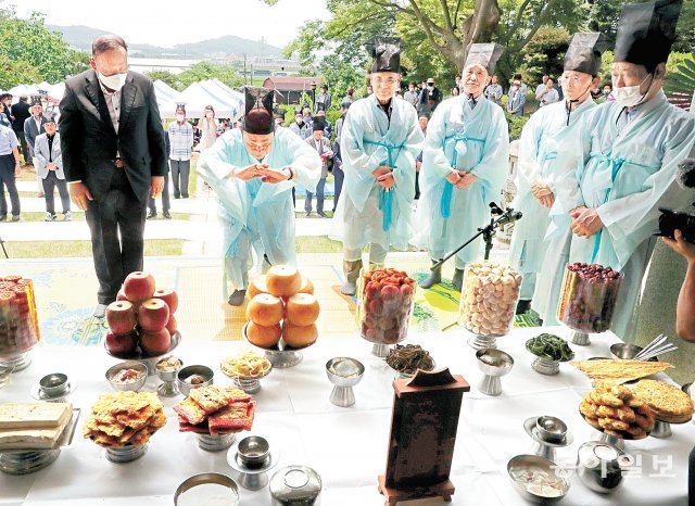 9일 낮 경기 김포시 대곶면 청송 심씨 선조 묘소 앞에서 15대 심수관(왼쪽에서 두 번째)이 절하고 있다. 그는 정유재란 때 
납치된 조선 도공 심당길의 15대 손이다. 심당길의 선조 묘가 김포에 있다는 사실을 알고 이날 424년 만에 선조 묘소를 
참배했다. 김포=안철민 기자 acm08@donga.com