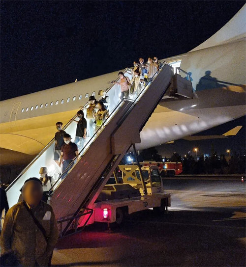 튀르키예(터키) 이스탄불에서 인천국제공항으로 향하던 대한항공 여객기가 기체 결함으로 10일(한국 시간) 오전 4시 15분쯤 
아제르바이잔 수도 바쿠의 헤이다르 알리예프 국제공항에 긴급 착륙했다. 비상 착륙 이후 승객들이 여객기에서 내리고 있다. 사진 출처
 인스타그램