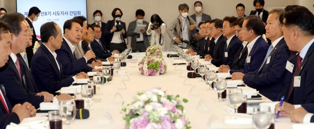 윤석열 대통령이 8일 오후 서울 용산 대통령실 청사에서 열린 전국 시도지사 간담회에서 인사말하고 있다. 대통령실사진기자단