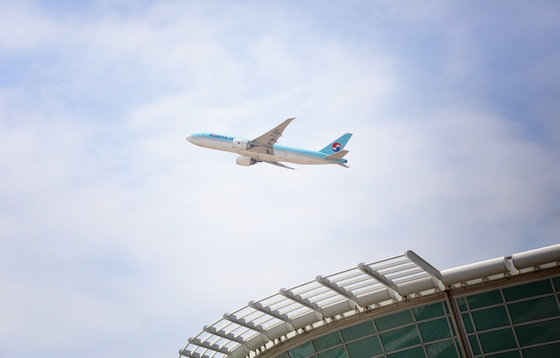 지난달 29일 인천국제공항 1터미널 출국장에서 대한항공 비행기가 이륙을 하고 있다. 뉴스1