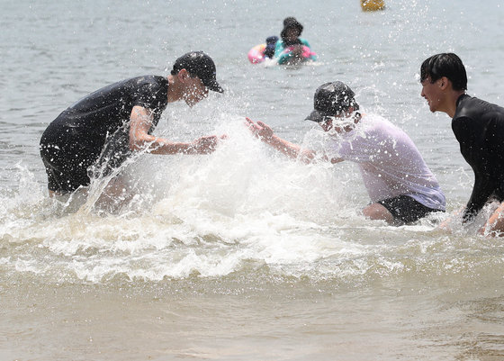 폭염이 기승을 부린 지난 9일 인천 중구 을왕리해수욕장을 찾은 시민들이 물놀이를 하며 더위를 식히고 있다. 2022.7.9/뉴스1
