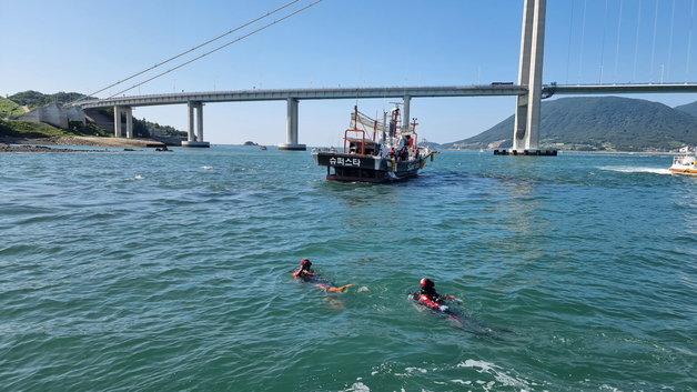 지난 9일 오전 8시5분쯤 전남 고흥군 팔영대교 북방 약 190m 해상에서 낚시어선 A호(9.77톤, 승선원 22명)가 좌초됐다는 신고가 접수돼 여수해경이 구조작업을 벌이고 있다.(여수해양경찰서 제공)2022.7.11/뉴스1