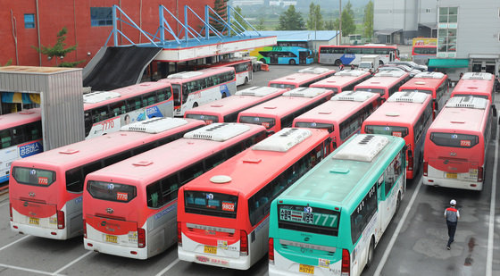 노사 협상 결렬로 경진여객의 입석금지에 이어 전면파업이 시작된 11일 오전 경기 수원시 권선구 경진여객 버스차고지에 파업 중인 버스들이 주차돼 있다. 2022.7.11/뉴스1