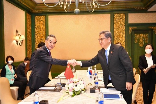 박진 외교부 장관(오른쪽)과 왕이 중국 외교담당 국무위원 겸 외교부장. 중국 외교부
