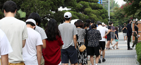 10일 오전 서울 용산구보건소 신종 코로나 바이러스 감염증(코로나19) 선별진료소에서 시민들이 검사를 기다리고 있다. 2022.7.10/뉴스1