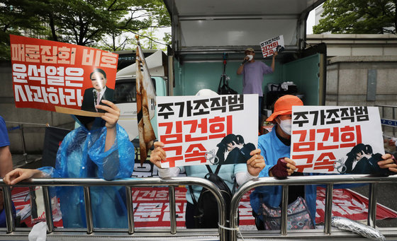 15일 오후 서울 서초구 윤석열 대통령 자택 인근에서 진보성향 유튜브 채널인 ‘서울의소리’ 측 참가자들이 문재인 전 대통령의 양산 사저 주변에서 열리고 있는 보수 인사들의 집회 중단과 김건희 여사에 대한 수사 등을 촉구하고 있다. 2022.6.15/뉴스1