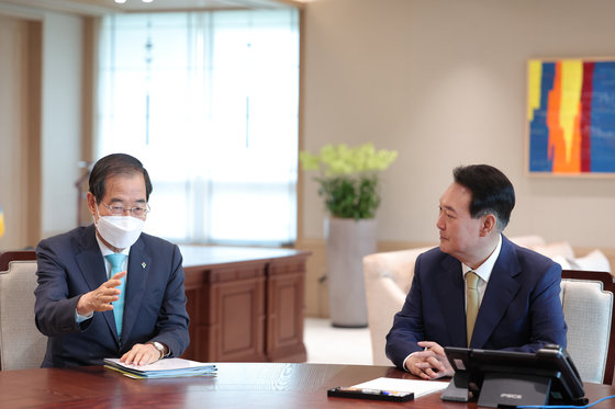 윤석열 대통령이 13일 용산 대통령실 집무실에서 열린 한덕수 국무총리와의 첫 주례회동 사전 환담에서 한 총리의 발언을 경청하고 있다. 대통령실 제공