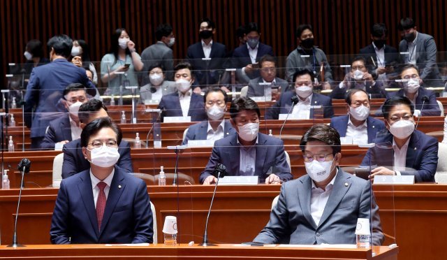 권성동 국민의힘 당대표 직무대행 겸 원내대표와 소속 의원들이 11일 오후 서울 여의도 국회에서 이준석 대표 징계에 따른 당의 진로를 논의하기 위해 열린 의원총회에 참석하고 있다. 사진공동취재단