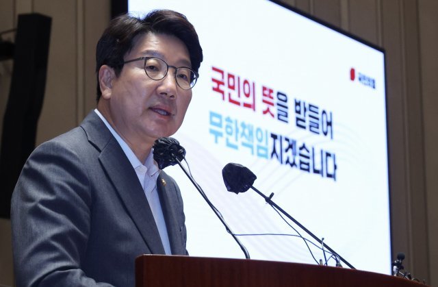 권성동 국민의힘 원내대표 겸 당대표 직무대행이 11일 오후 서울 여의도 국회에서 이준석 대표 징계에 따른 당의 진로를 논의하기 위해 열린 의원총회에서 발언을 하고 있다. 사진공동취재단