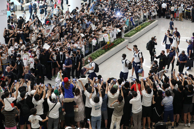 10일 오후 인천국제공항 제2터미널 입국장에서 축구 팬들이 입국하는 토트넘 홋스퍼 FC 선수들을 바라보고 있다. 사진공동취재단