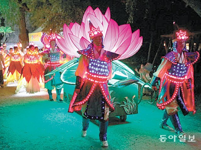 부여서동연꽃축제에서 올해도 선보일 ‘서동 선화 달빛 퍼레이드’  장면. 익살스러운 댄스와 신나는 음악으로 관객의 흥을 한껏 돋울 것으로 기대된다.