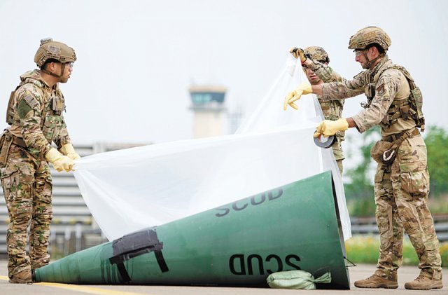 6일 경기 수원공군기지에서 한미 공군이 실시한 북한의 화학공격 대응훈련에서 미군 폭발물처리반(EOD) 요원들이 실물 크기의 스커드 미사일 모의탄두를 수거하고 있다. 사진 출처 미 국방부 홈페이지