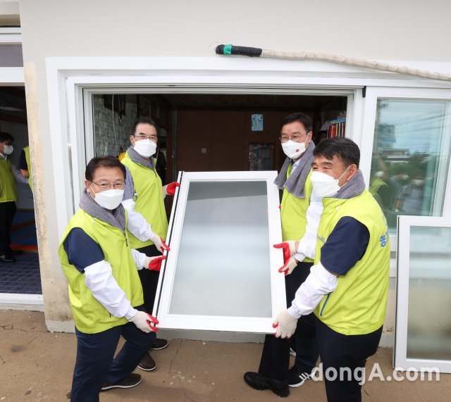 이성희 농협중앙회장(왼쪽 두번째)과 위성곤 국회의원(왼쪽 세번째)이 11일 오후 제주 서귀포시 남원읍 태흥2리에서 열린 농협 사랑의 집고치기 봉사활동에 동참해 농가의 창호를 교체하고 있다. 농협 제공