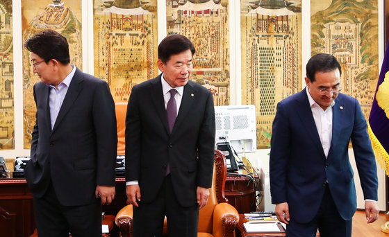 권성동 국민의힘 원내대표(왼쪽부터)와 김진표 국회의장, 박홍근 더불어민주당 원내대표가 12일 오전 국회에서 열린 회동에서 자리로 향하고 있다. 공동취재