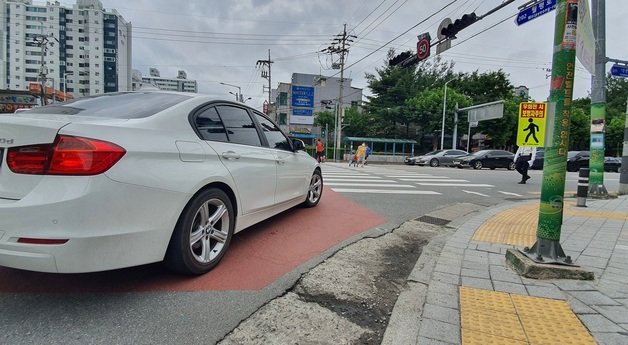 보행자 보호 의무를 강화한 도로교통법 개정안 시행일인 12일 충북 청주시 상당구 용암농협 사거리에서 우회전을 하려는 승용차가 횡단보도 앞에서 정차 중이다.2022.7.12/© 뉴스1