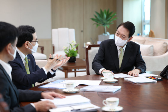 윤석열 대통령이 12일 용산 대통령실에서 이창양 산업통상자원부 장관으로부터 업무보고를 받고 있다. 2022.7.12 대통령실 제공