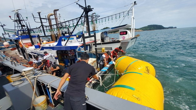 12일 오후 1시27분쯤 전남 여수시 화정면 낭도 동방 약 185m 해상에서 9톤급 낚시어선 A호가 자초돼 여수해경이 구조 작업을 벌이고 있다.(여수해양경찰서 제공)2022.7.12/뉴스1