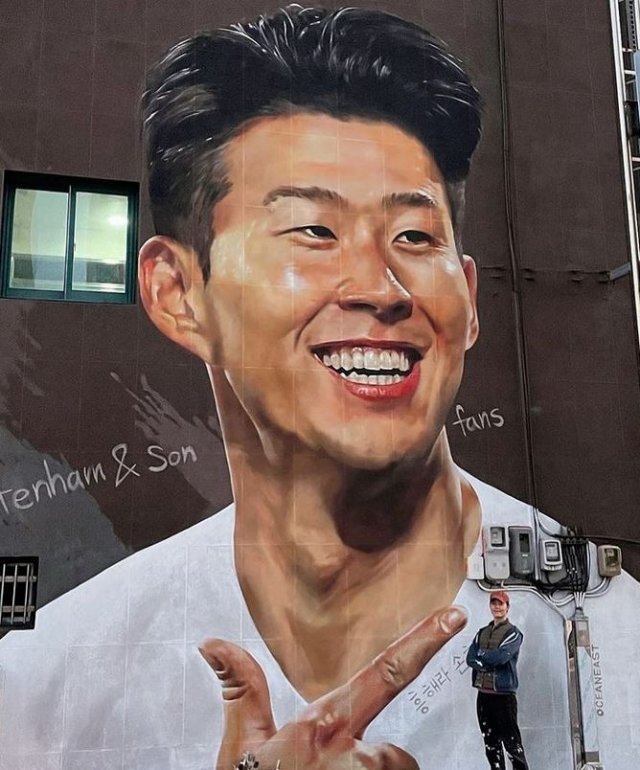 한해동 작가가 자신이 그린 춘천의 손흥민 벽화 앞에 서 있다. 한해동 작가 인스타그램 캡처