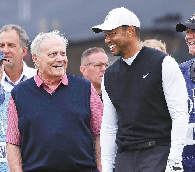 ‘골프의 전설’ 잭 니클라우스(왼쪽)와 ‘골프 황제’ 타이거 우즈가 11일(현지 시간) 제150회 디 오픈 챔피언십 사전 행사인 ‘셀러브레이션 오브 챔피언스’에서 만났다. 세인트앤드루스=AP 뉴시스