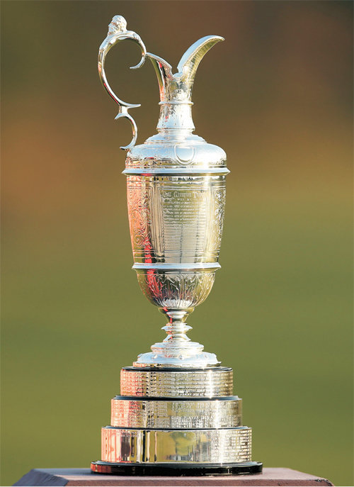 대회의 상징인 은으로 제작된 주전자 모양의 우승 트로피 ‘클라레 저그’의 향방은 세계 골프 팬의 관심사다. 세인트앤드루스=AP 뉴시스