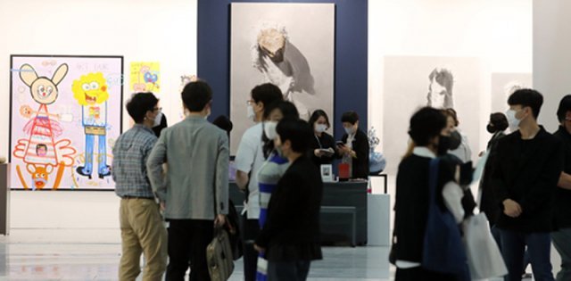 지난해 10월 서울 강남구 코엑스에서 열린 한국국제아트페어(KIAF)에서 작품을 감상하고 있는 관람객들. 뉴스1